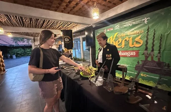 jamasan pusaka banyuwangi - ilustrasi berita Tradisi Jamasan Pusaka Banyuwangi Tarik Wisatawan Prancis, Keris Ratusan…