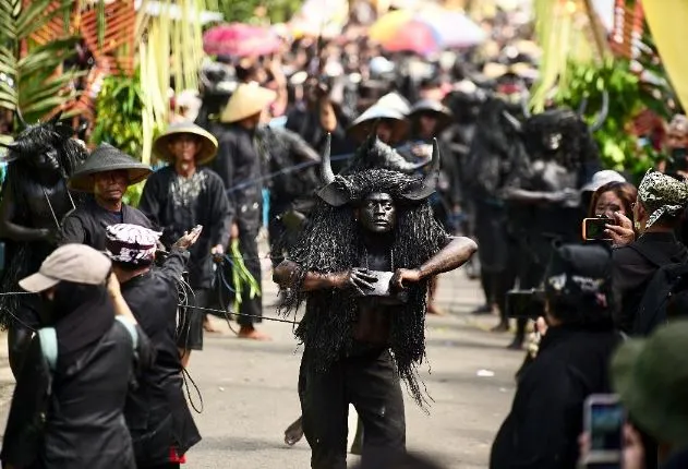 kebo-keboan alasmalang Ritual Kebo-keboan Alasmalang Banyuwangi: Tradisi… kebo-keboan alasmalang - ilustrasi berita Ritual Kebo-keboan Alasmalang Banyuwangi: Tradisi Syukur Warisan Abad ke-18