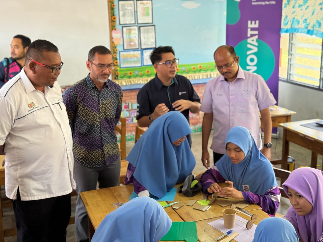 Ilustrasi minat stem untuk artikel Petronas Perkuat Minat STEM pada 661 Murid di Muadzam Shah