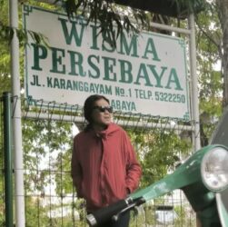andie peci - ilustrasi berita Kabar Duka: Andie Peci, Tokoh Suporter Persebaya Surabaya Meninggal Dunia