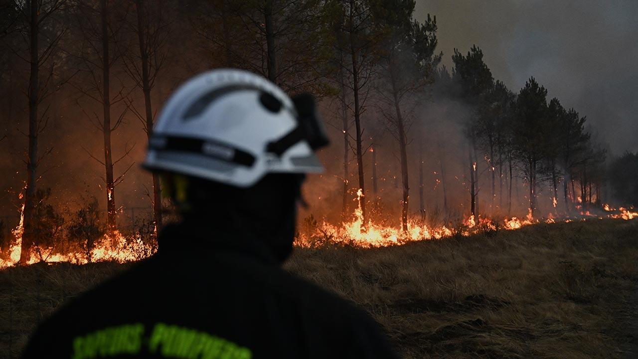 anggota bomba cedera - ilustrasi berita Lebih 85 anggota bomba cedera saat tangani kebakaran hutan di Perancis