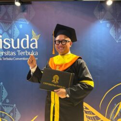 kuliah sambil kerja - ilustrasi berita Kuliah sambil kerja: Wisudawan Raih Prestasi Akademik dan Ciptakan Lapangan Kerja