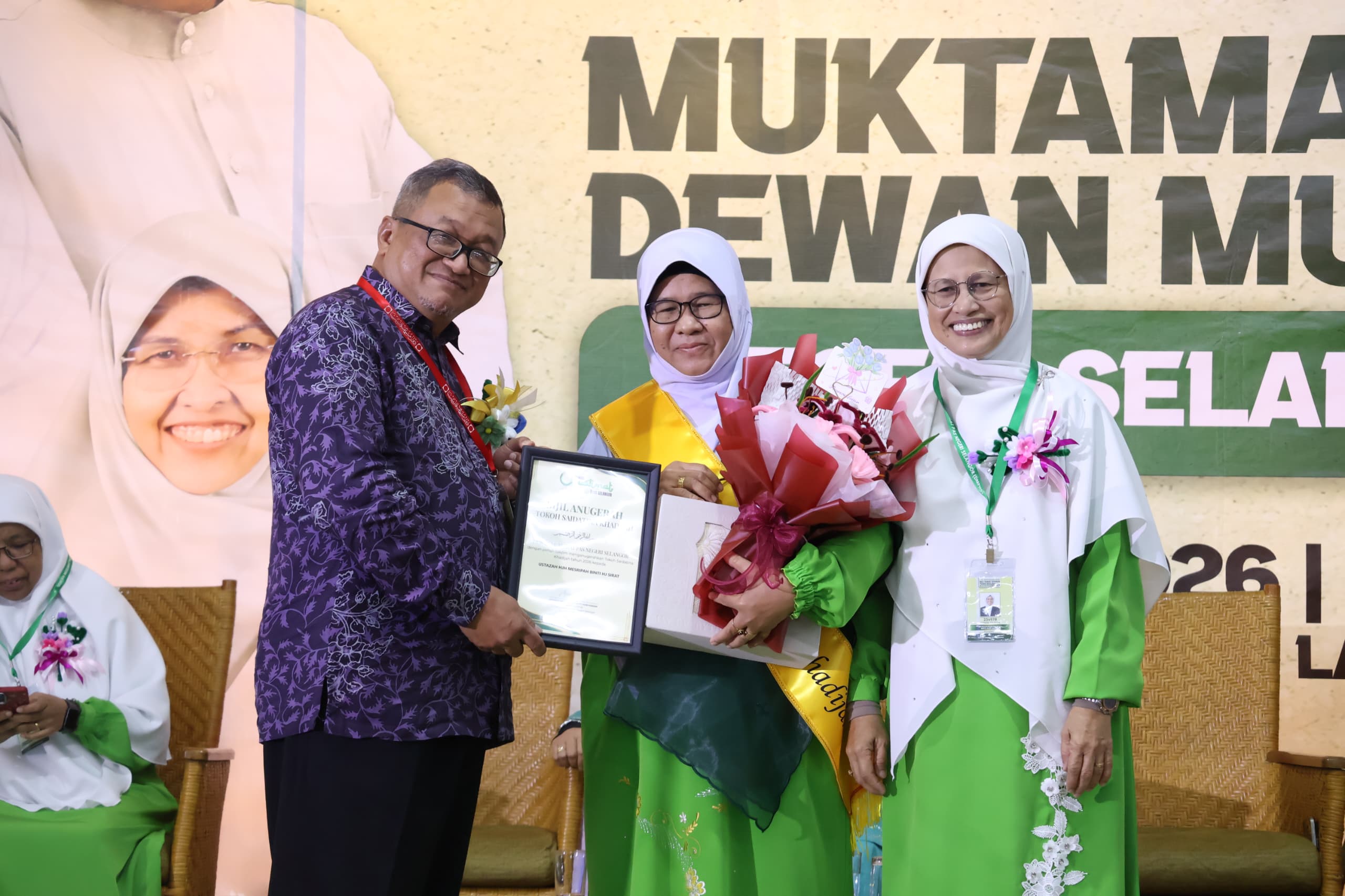 mengangkat srikandi Mengangkat srikandi, menghargai bakti: Penghargaan untuk… mengangkat srikandi - ilustrasi berita Mengangkat srikandi, menghargai bakti: Penghargaan untuk tokoh muslimat di Gombak
