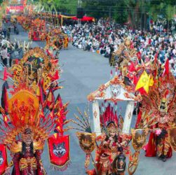 parade perang bayu - ilustrasi berita BEC 2026 Memukau Dunia: Ribuan Saksikan Parade Perang Bayu di Banyuwangi