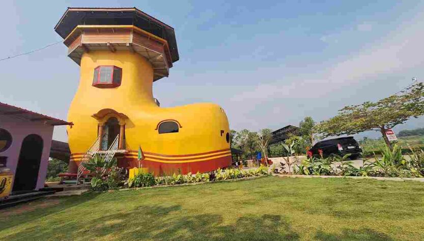 rumah sepatu - ilustrasi berita Rumah Sepatu Jadi Kafe Unik di Pacet Mojokerto, Dibangun dari Mimpi Pengrajin Sepatu