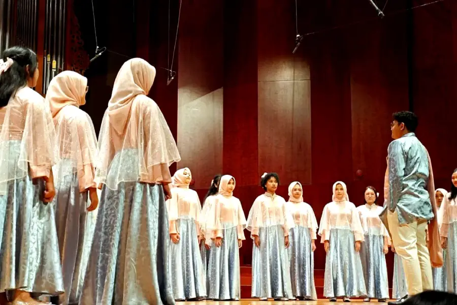livo choir - ilustrasi berita Livo Choir SMAN 15 Surabaya Sabet Tiga Emas di Kompetisi Internasional