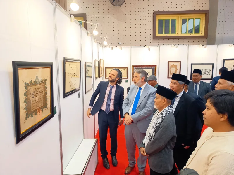 kaligrafi internasional gontor - ilustrasi berita Tokoh Muslim Amerika dan Dubai Terpukau Kaligrafi Internasional…