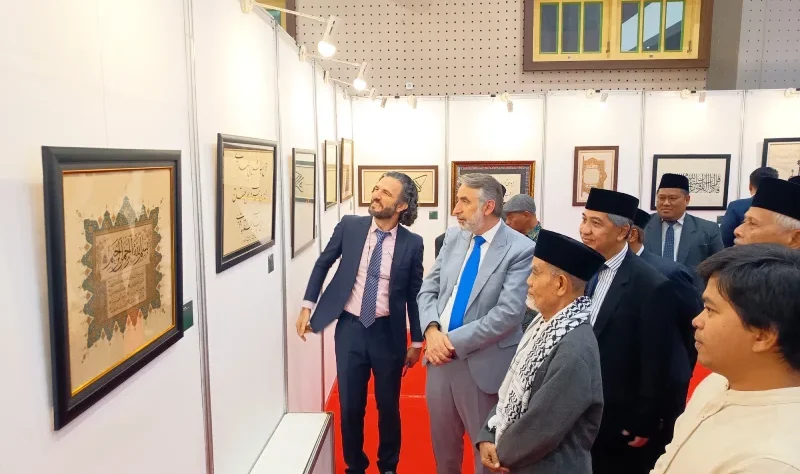 tokoh muslim amerika - ilustrasi berita Tokoh Muslim Amerika dan Dubai Terpukau Festival Kaligrafi Internasional Gontor
