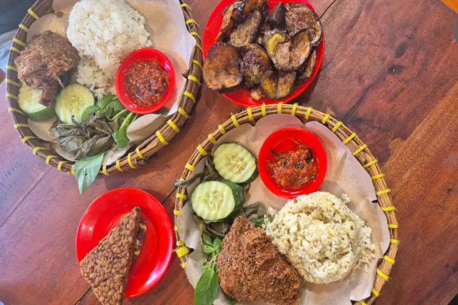 warung nasi - ilustrasi berita Bule Australia Buka Warung Nasi Sedep Mantep di Jogja, Sambalnya Bikin Ketagihan